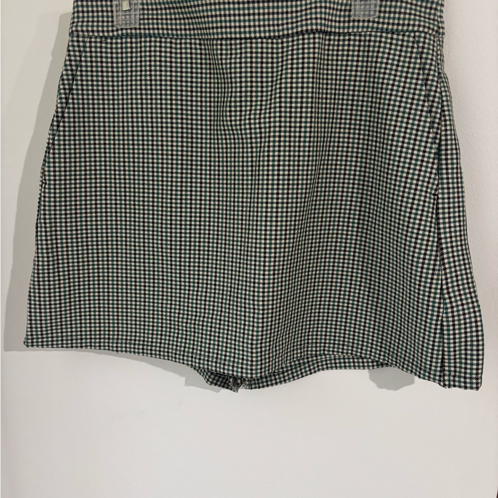 Zara Black and White and Green Checkered Mini Skort